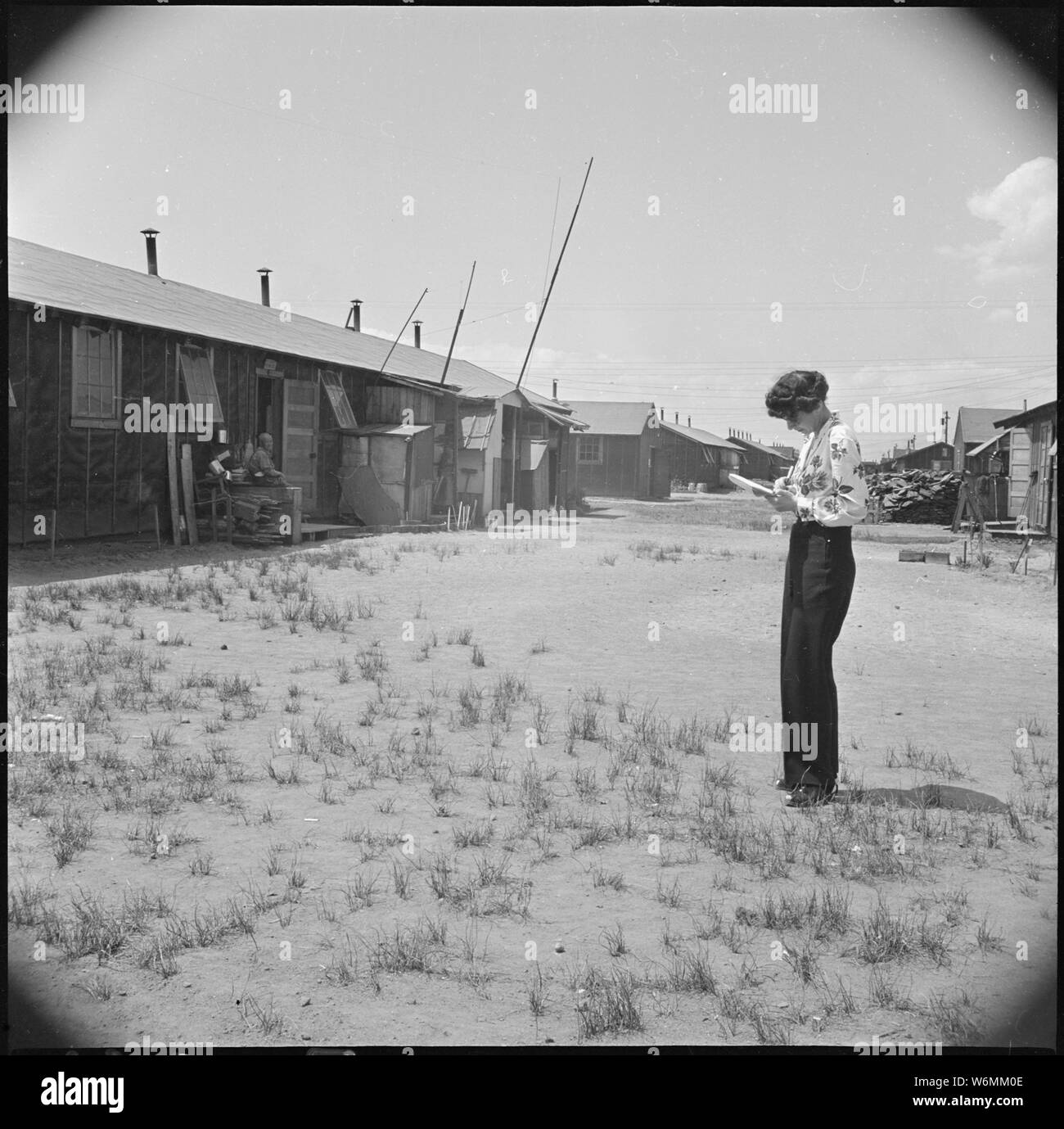 Tule Lake Relocation Center, Newell, Kalifornien. Gertrude Michaelove, Mitglied der Westküste OWI. . .; Umfang und Inhalt: Der vollständige Titel für dieses Foto lautet: Tule Lake Relocation Center, Newell, Kalifornien. Gertrude Michaelove, Mitglied der Westküste OWI [Office of War Information] Büro, Feld Notizen auf die Lebensbedingungen an den Tule Lake Relocation Center. Stockfoto