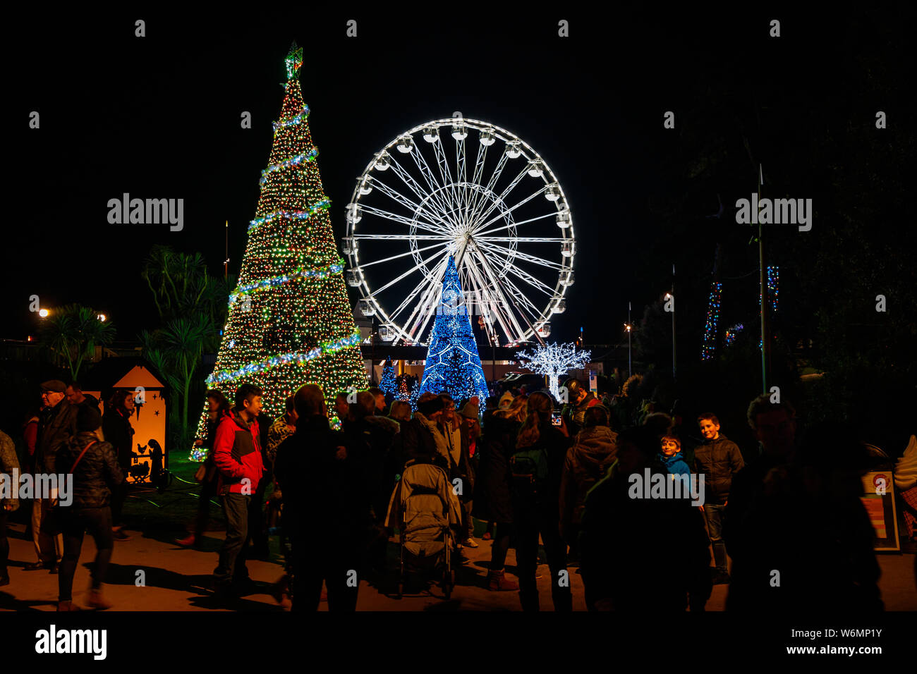 Weihnachtsbeleuchtung 2018 im Viktorianischen untere Gärten Bournemouth GROSSBRITANNIEN. Weihnachtsbaum Wonderland Festival Stockfoto