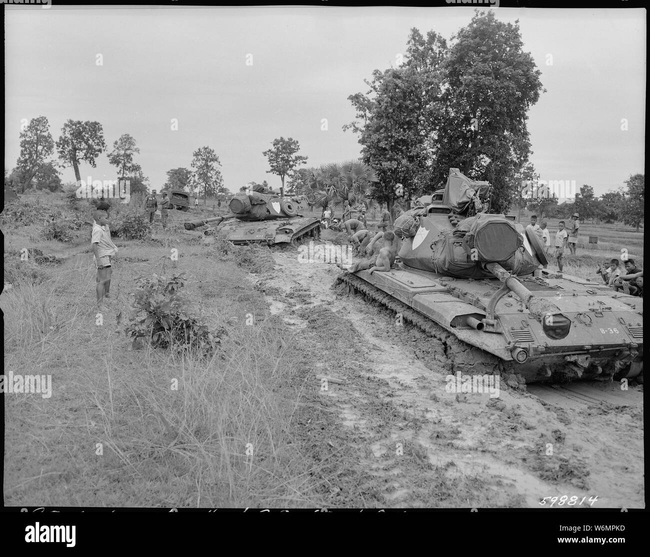 Zwei M-41 Panzer, Elemente des 4.Kavallerie, auf einer 800 km querfeldein Aufklärungsmission im Nordosten von Thailand sind fest in tiefem Schlamm während der Höhe der Monsun (Regen-)Saison stecken, 90 Meilen nordöstlich von Korat, Thailand. Stockfoto