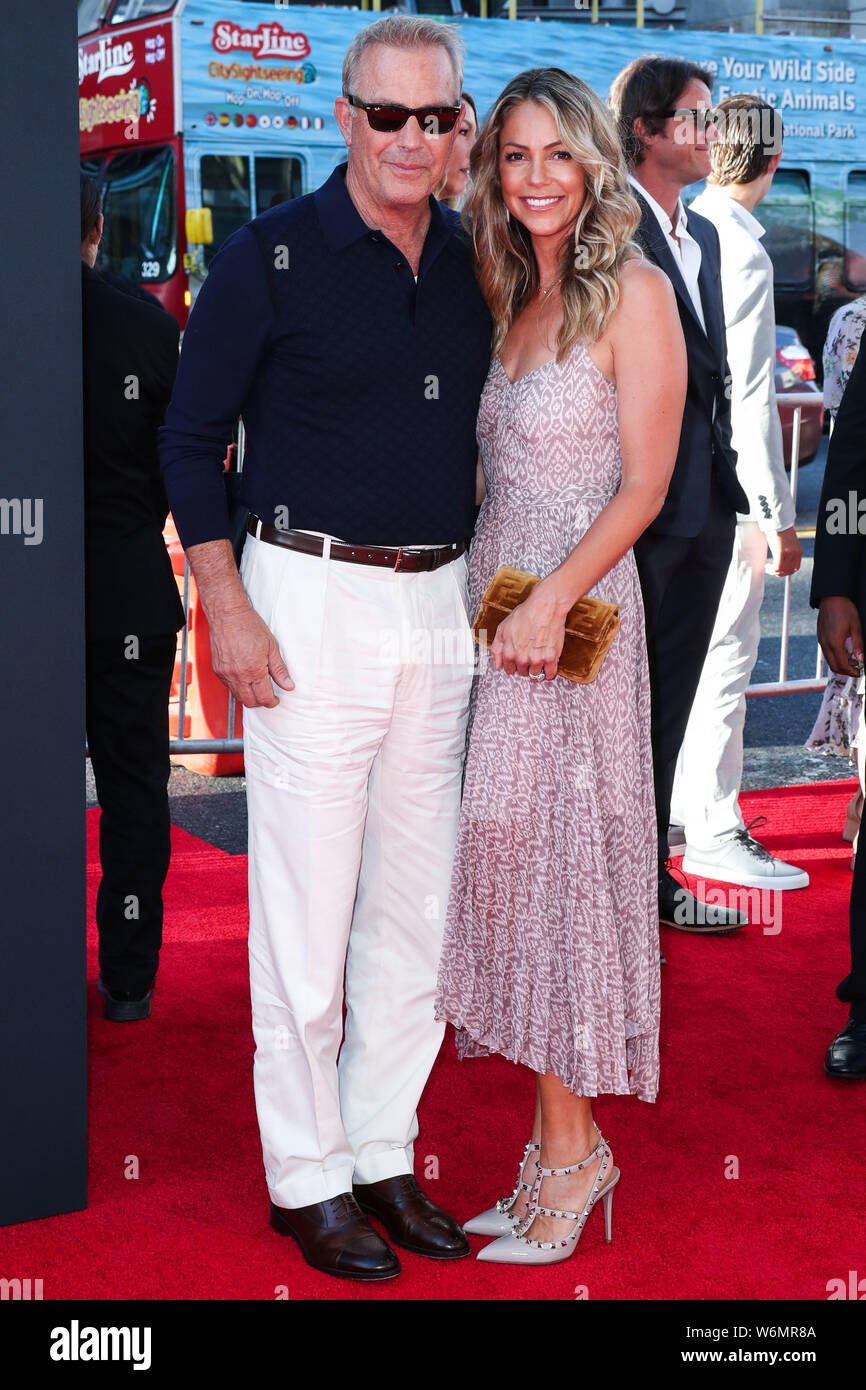 Hollywood, Vereinigte Staaten. 01 Aug, 2019. HOLLYWOOD, LOS ANGELES, Kalifornien, USA - AUGUST 01: Schauspieler Kevin Costner und Frau Christine Baumgartner an der Los Angeles Premiere von Twentieth Century Fox's "The Art Of Racing In The Rain" gehalten am El Capitan Theatre am 1. August 2019 in Hollywood, Los Angeles, Kalifornien, Vereinigte Staaten. (Foto von Xavier Collin/Image Press Agency) Quelle: Bild Presse Agentur/Alamy leben Nachrichten Stockfoto