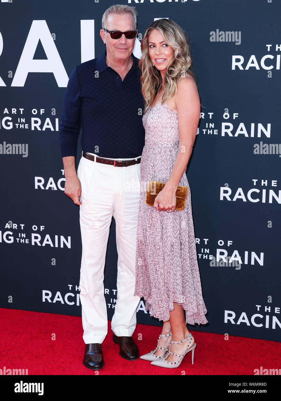 Hollywood, Vereinigte Staaten. 01 Aug, 2019. HOLLYWOOD, LOS ANGELES, Kalifornien, USA - AUGUST 01: Schauspieler Kevin Costner und Frau Christine Baumgartner an der Los Angeles Premiere von Twentieth Century Fox's "The Art Of Racing In The Rain" gehalten am El Capitan Theatre am 1. August 2019 in Hollywood, Los Angeles, Kalifornien, Vereinigte Staaten. (Foto von Xavier Collin/Image Press Agency) Quelle: Bild Presse Agentur/Alamy leben Nachrichten Stockfoto