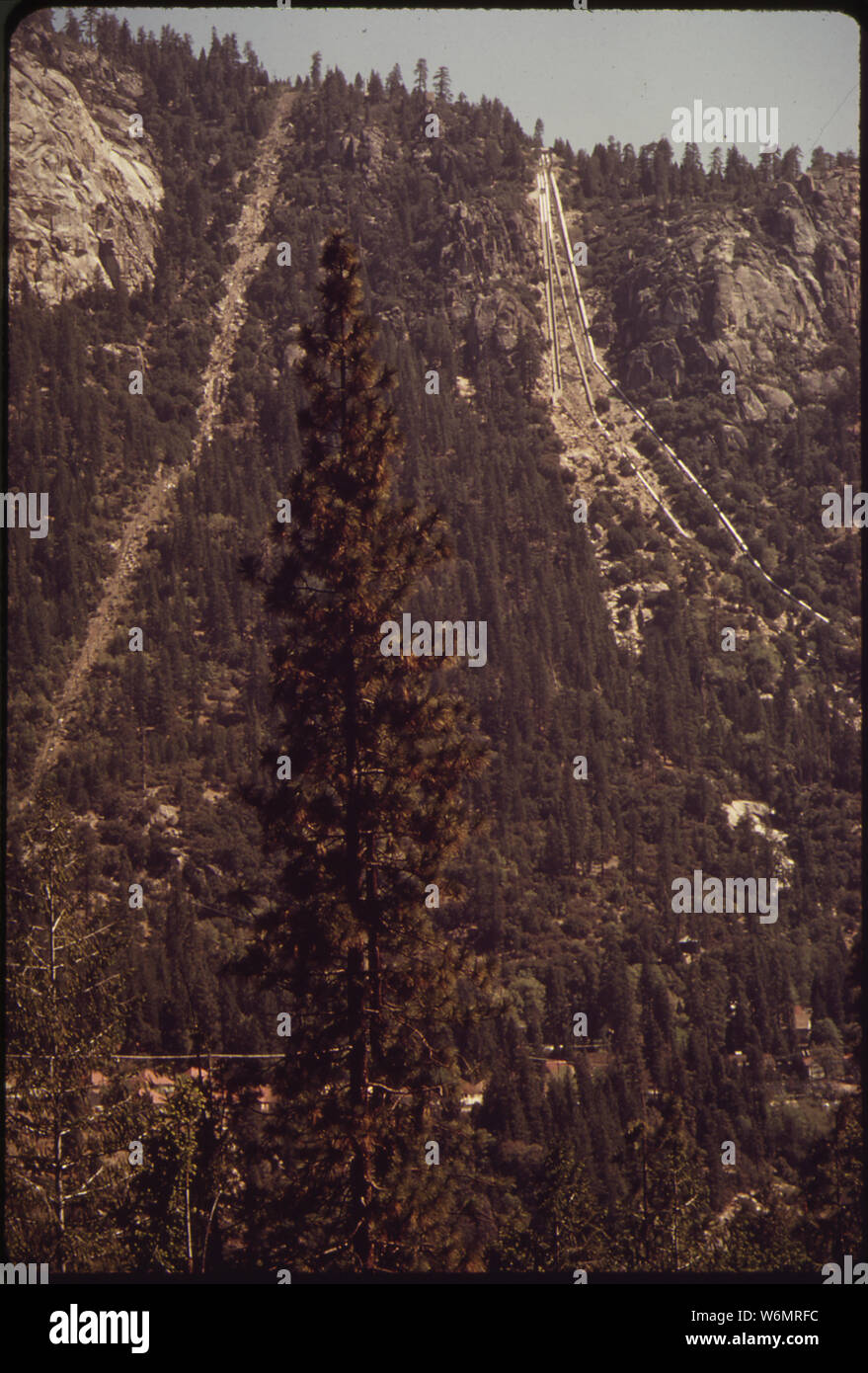 Ungeheilte Schnitt für schräge Bahn bis 1920. SMOG DRIFTET IN von San Joaquin Valley Stockfoto