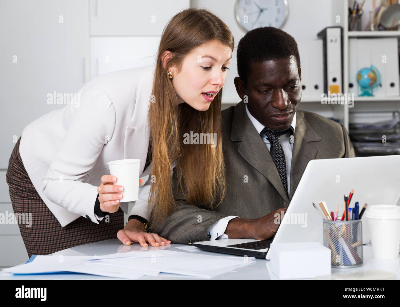 Freundliche Kollegen zusammen zu arbeiten und das Flirten am Arbeitsplatz in modernen Büro Stockfoto