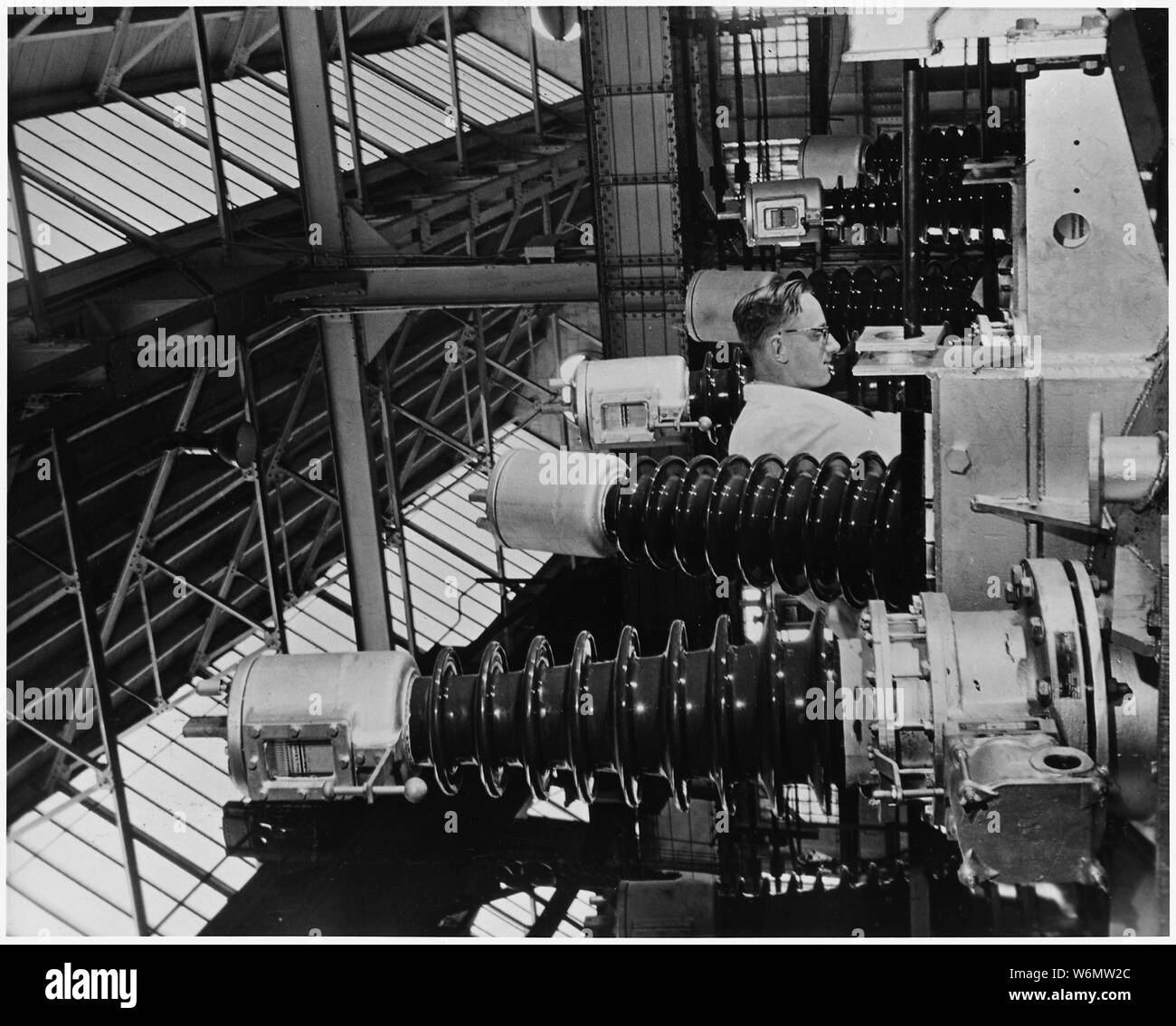 Vereinigtes Königreich. England. Mit Marshall Plan Kupfer und Aluminium für die Produktion, die Britische Firma Thomson-Houston sendet elektrische Ausrüstung in alle Teile der Welt. Das Unternehmen produziert Schaltanlagen, angefangen von den kleinen Industrial Switches zu großen Schalter zur Steuerung des Ausgangs der größten Kraftwerke. Hier ein Inspektor bis auf einige der gigantischen Leistungsschalter überprüft, der Thomson-Houston Werk in London hergestellt Stockfoto