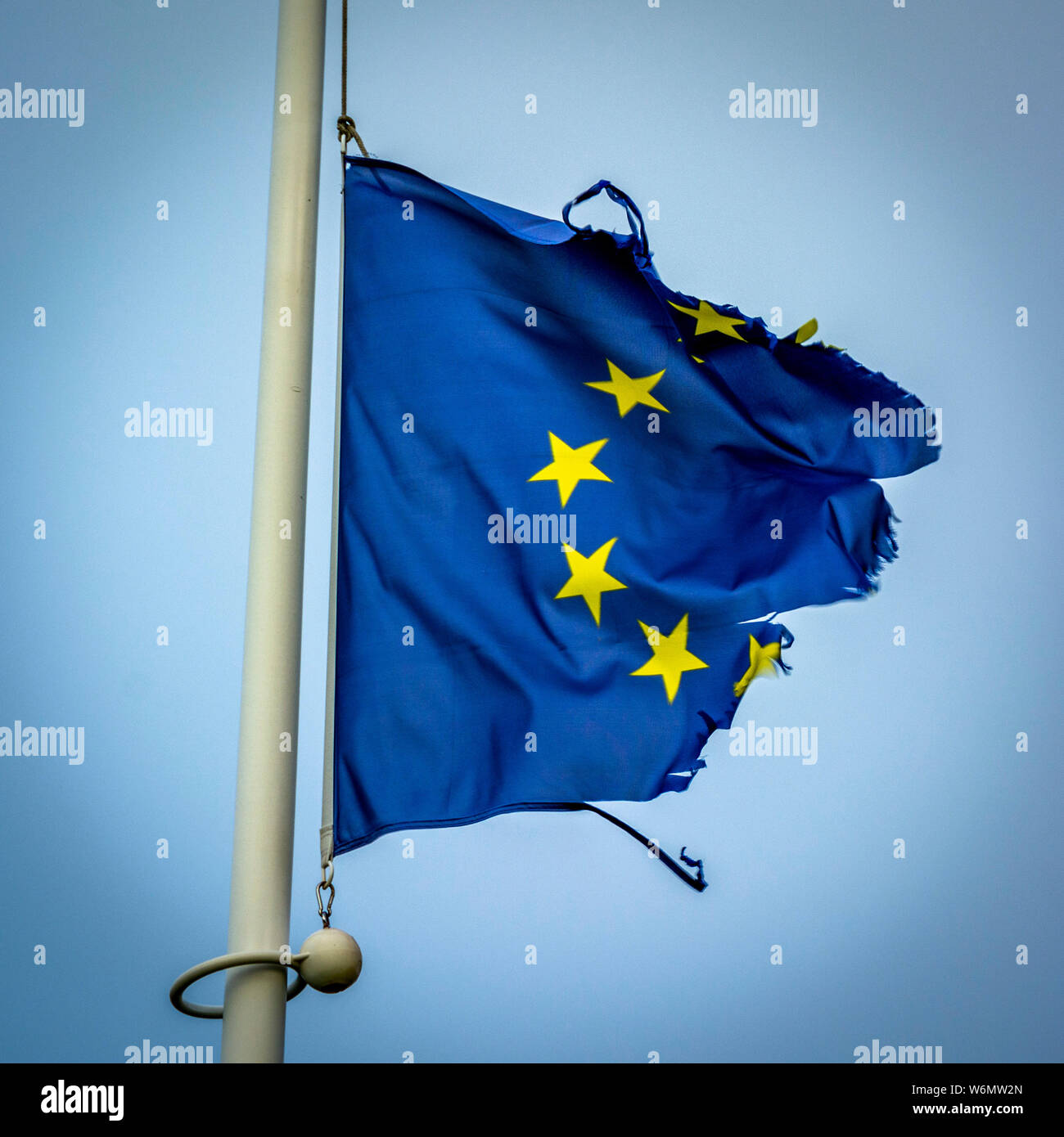 Zerrissene Flagge der Europäischen Union Stockfoto