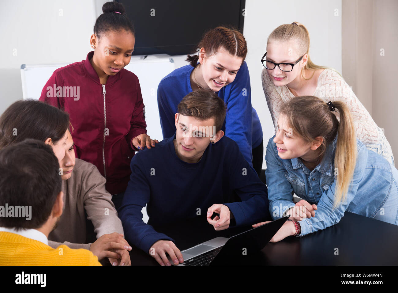Mädchen und jungen Studenten bei ihrem Projekt in der Universität arbeiten Stockfoto