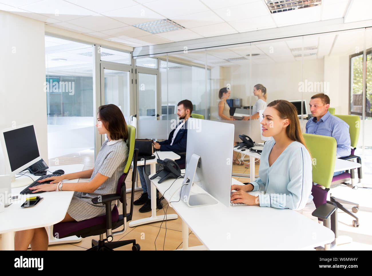 Positive Menschen arbeiten und gemeinsam die Kommunikation in der modernen Großraumbüro Stockfoto