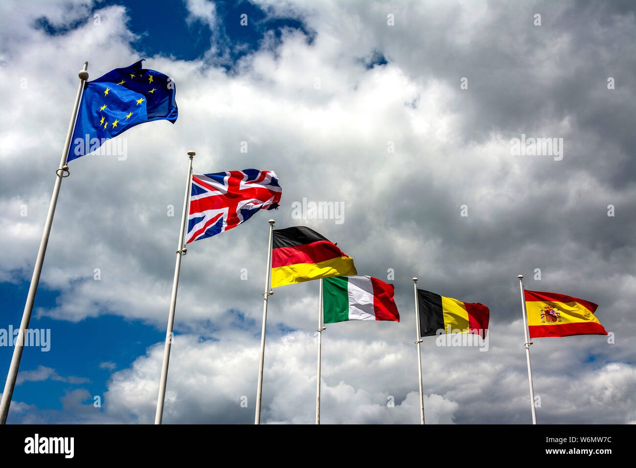 Zerrissenen europäischen Flaggen im Wind Stockfoto