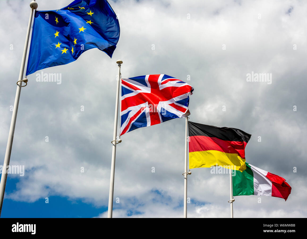 Zerrissenen europäischen Flaggen im Wind Stockfoto