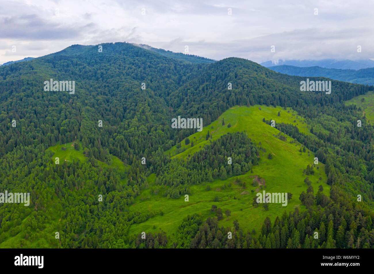 Bergsommer Szene, Antenne Landschaft nach einem Regen Stockfoto