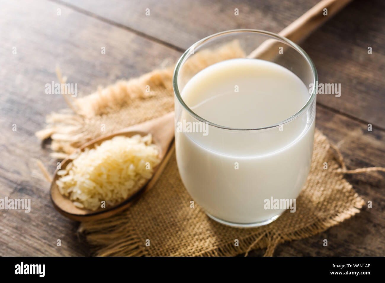 Reis Milch in Glas auf hölzernen Tisch. Stockfoto