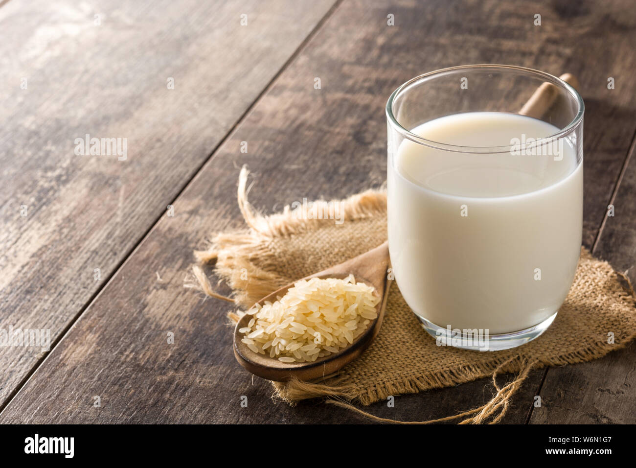 Reis Milch in Glas auf hölzernen Tisch. Copyspace Stockfoto
