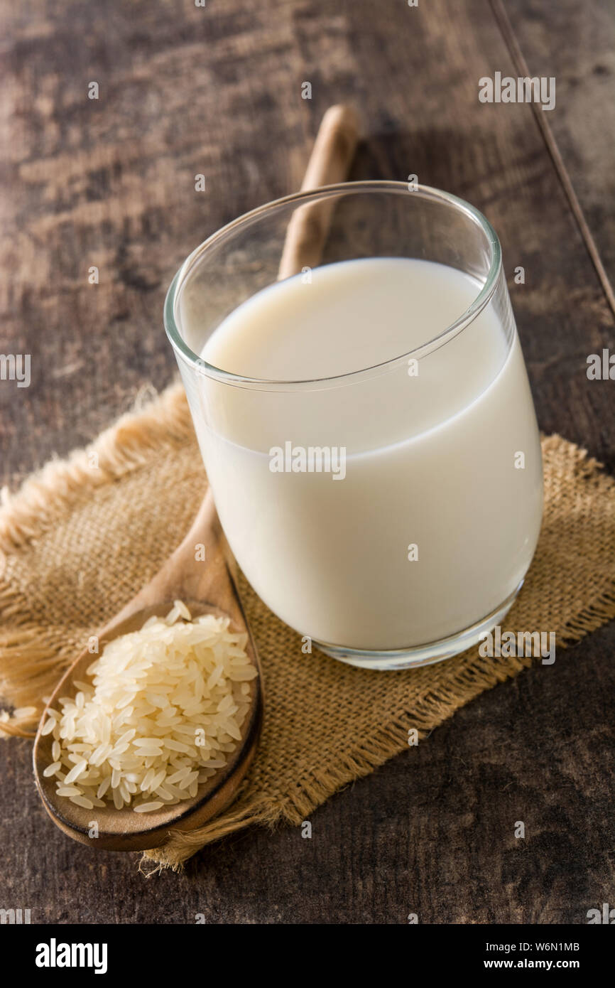 Reis Milch in Glas auf hölzernen Tisch. Stockfoto