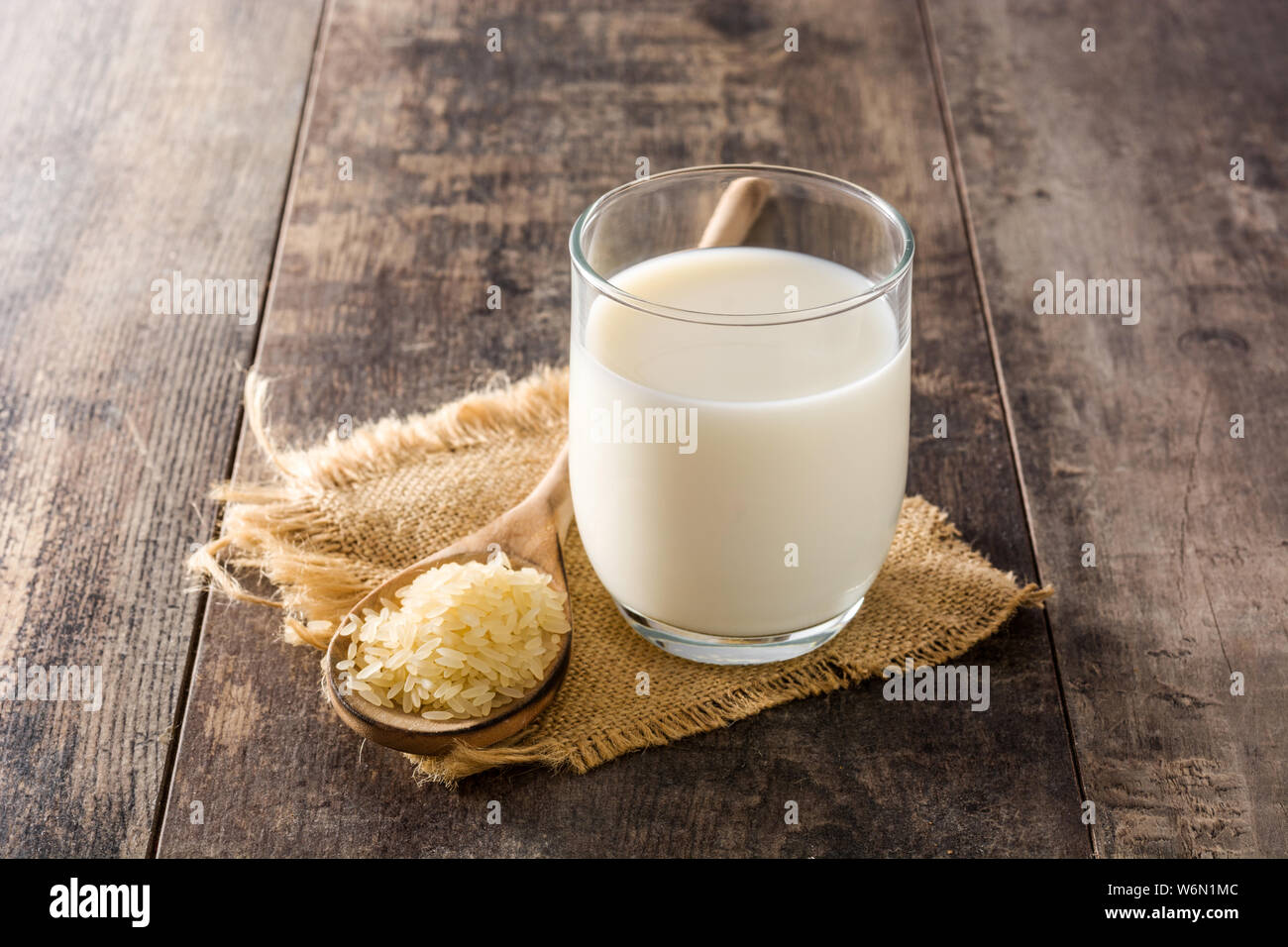 Reis Milch in Glas auf hölzernen Tisch. Stockfoto