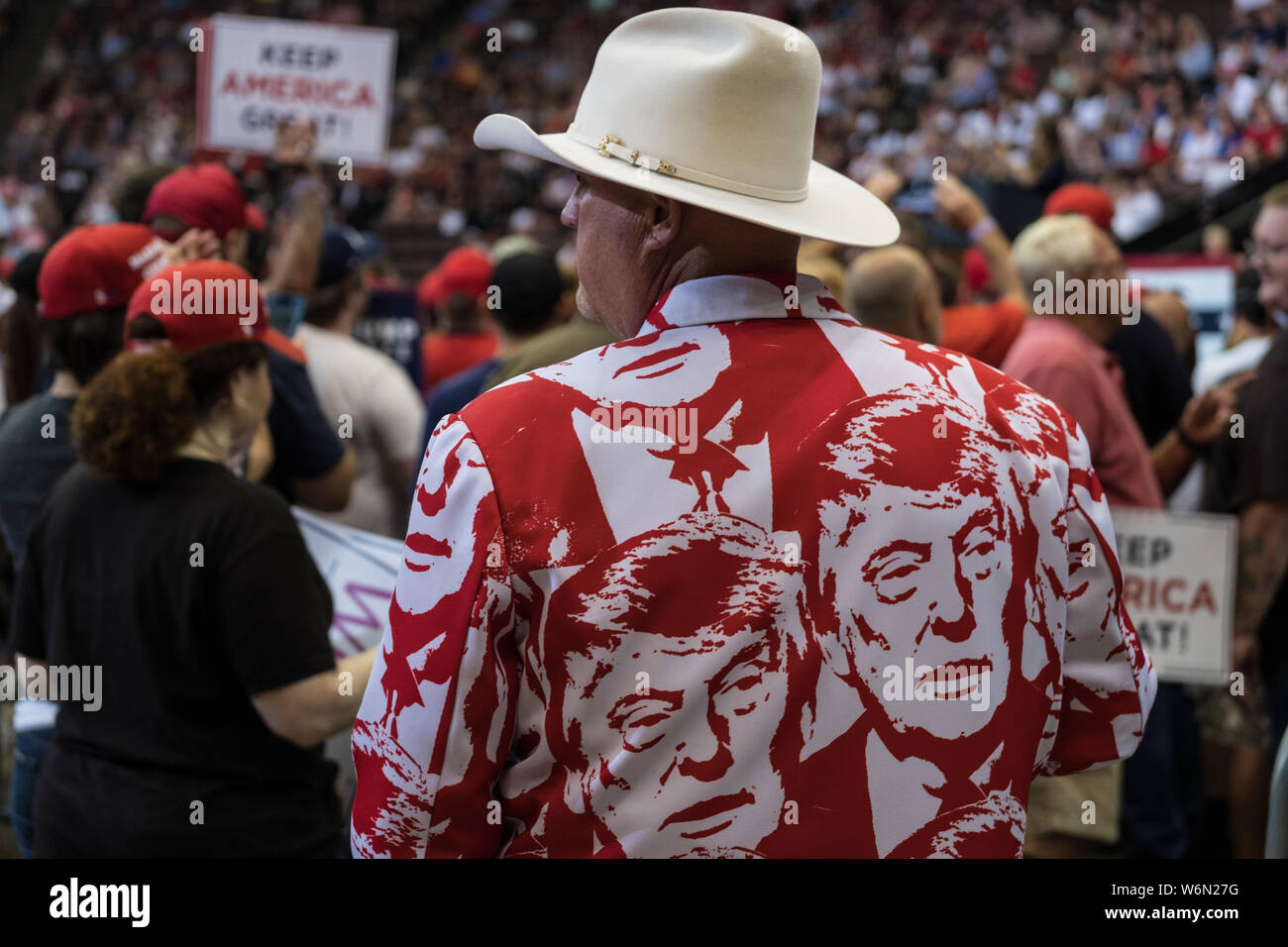 Cincinnati, USA. 01 Aug, 2019. Ein Mann in einem T-Shirt mit Bildern von Donald Trump während der Rallye. Präsident Trump und Vice President Mike Pence eine Rallye an den US Bank Arena in Cincinnati, Ohio statt. Credit: SOPA Images Limited/Alamy leben Nachrichten Stockfoto