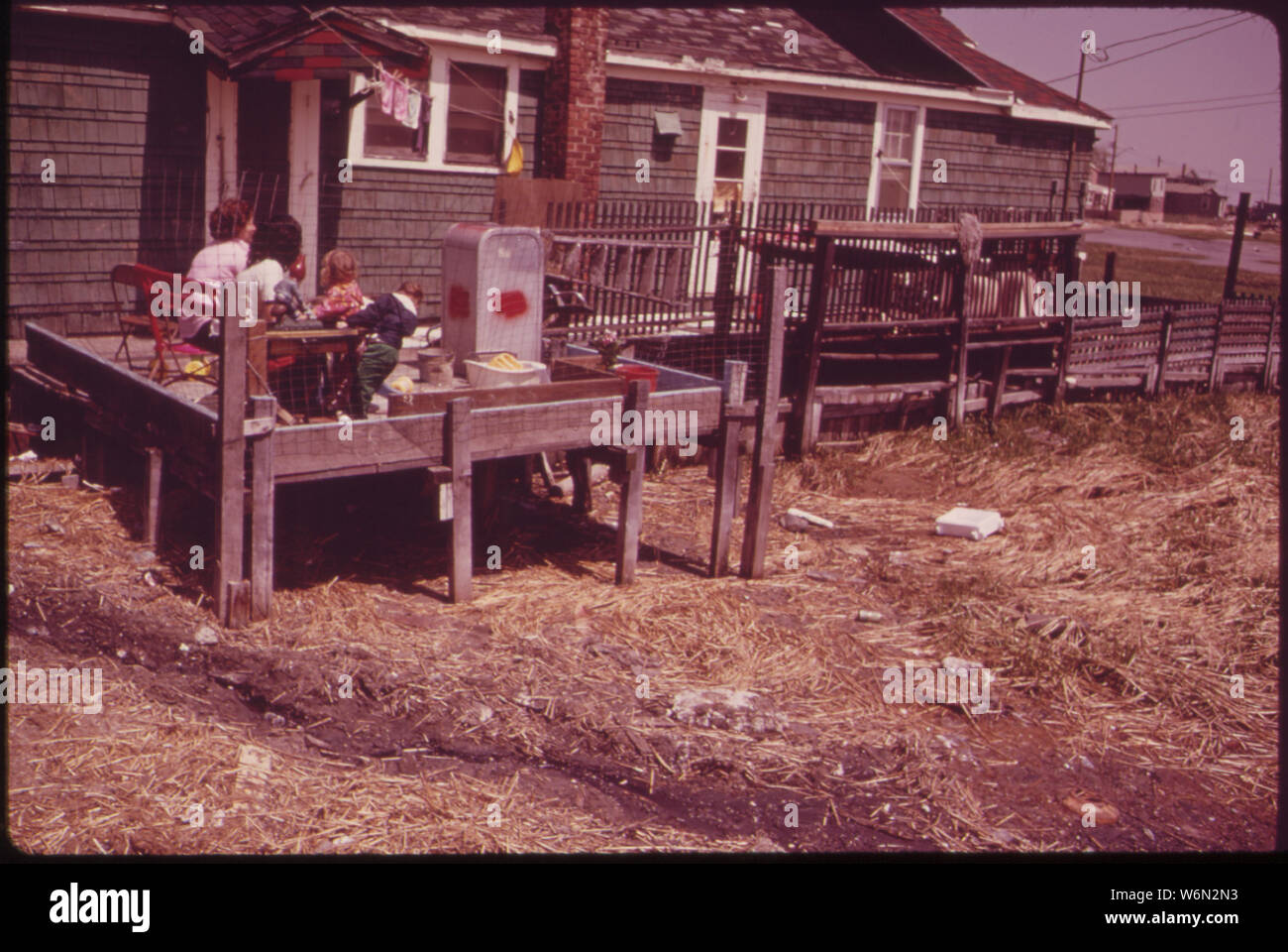 Abfälle aus diesem Hause in breiten Kanal WERDEN IN JAMAICA BAY ÜBER graben. Die GEMEINSCHAFT FEHLT EINE STÄDTISCHE ABWASSERSYSTEM Stockfoto