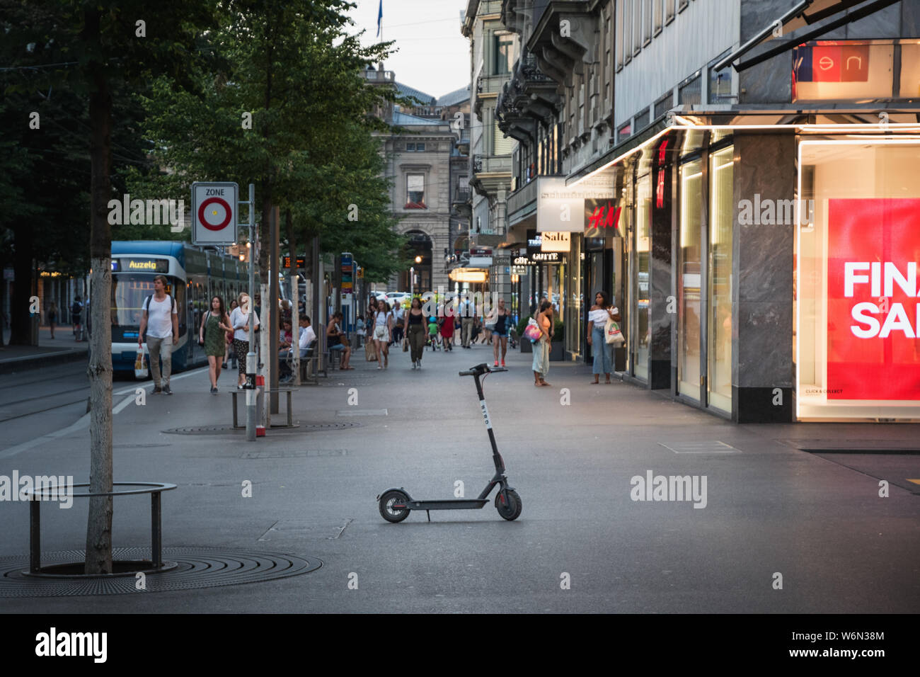 E-Scooter ständigen führerlose in der Mitte der Bahnhofstrasse in Zürich Stockfoto