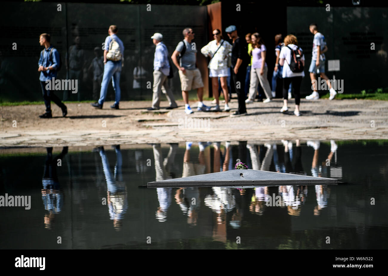 Berlin, Deutschland. 02 Aug, 2019. Touristen besuchen das Denkmal für die ermordeten Sinti und Roma. August 2, 2019 markiert das 75-jährige Jubiläum der "Liquidation der Gipsy Familie Camp' in Auschwitz-Birkenau. SS-Mitglieder über 4.000 verbliebenen Sinti und Roma in den Gaskammern in der Nacht vom 3. August 1944 ermordet. Quelle: Britta Pedersen/dpa-Zentralbild/dpa/Alamy leben Nachrichten Stockfoto