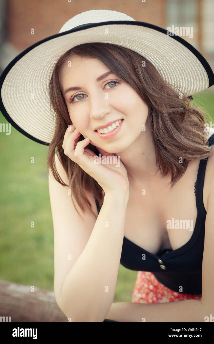 Hübsches Mädchen, die in der Sun hat mit Blick auf die Kamera oder Lächeln, getönten Bild Stockfoto