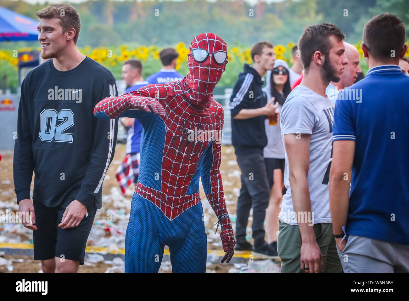 Brezje, Kroatien - 20 Juli, 2019: Der Mensch als Spiderman Tanz in den Morgen auf der Waldfläche, ultimative Wald Festival für elektronische Musik gekleidet locat Stockfoto