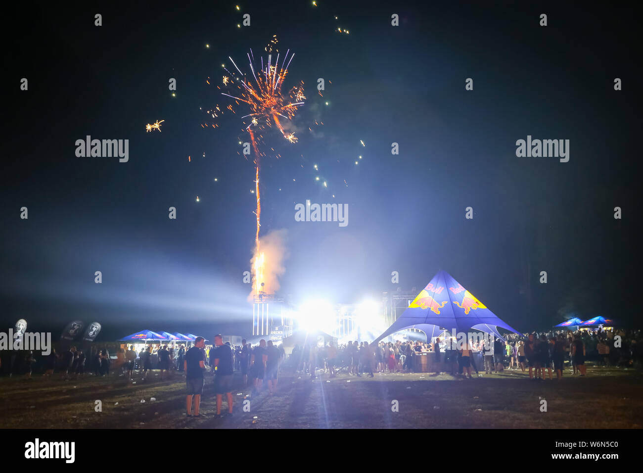 Brezje, Kroatien - 20. Juli 2019: Aussicht auf das Feuerwerk und die Hauptbühne mit Red Bull Bars auf der Waldfläche, ultimative Wald Festival für elektronische Musik l Stockfoto