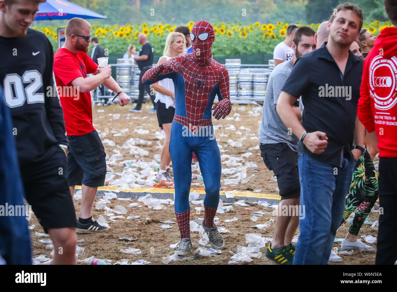 Brezje, Kroatien - 20 Juli, 2019: Der Mensch als Spiderman Tanz in den Morgen auf der Waldfläche, ultimative Wald Festival für elektronische Musik gekleidet locat Stockfoto