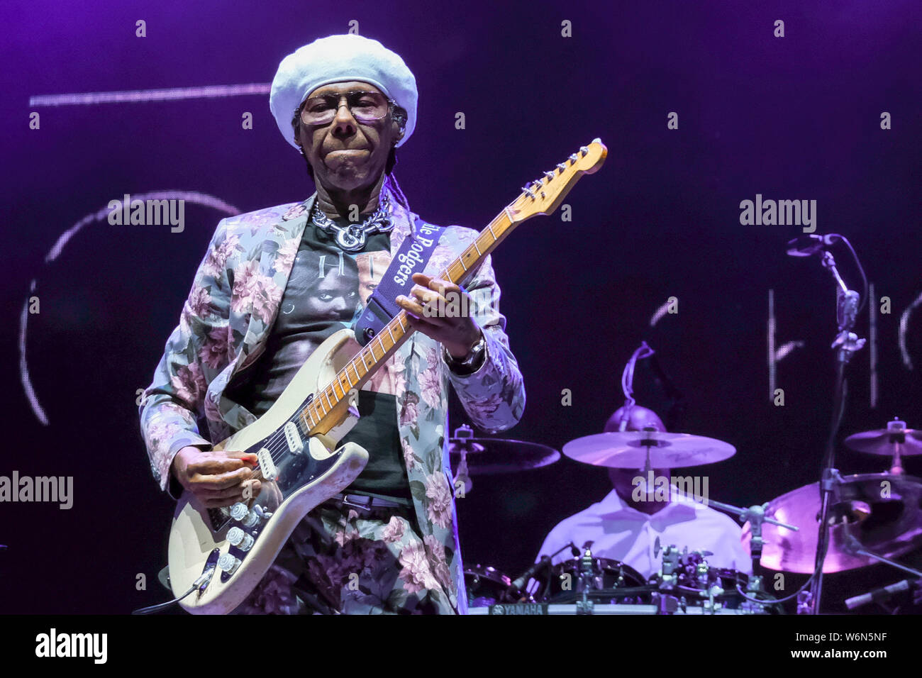 Preisgekrönte amerikanische Hall of Fame Disco, Funk, Soul und R&B-Künstler, Nile Rodgers, führt live auf der Bühne am Lager Bestival Familie Festival in Großbritannien. Stockfoto