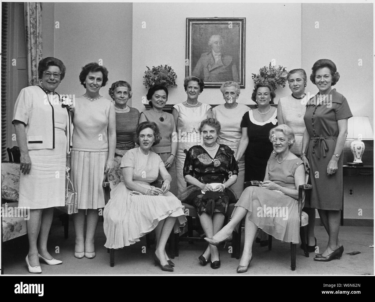 Washington, D.C. Frauen Mitglieder der Vereinigten Staaten Kongress: Sitzt, Senator Maurine Newberger, Oregon; Vertreter Frances Bolton, Ohio; Senator Margaret Chase Smith, Maine; Stehend, Vertreter, Florenz Dwyer, New Jersey; Martha Griffiths, Michigan; Edith Grün, Oregon; Patsy Nerz, Hawaii; Leonor Sullivan, Missouri; Julia Hansen, Washington; Edna Kelly, New York; Charlotte Reid, Illinois. Stockfoto