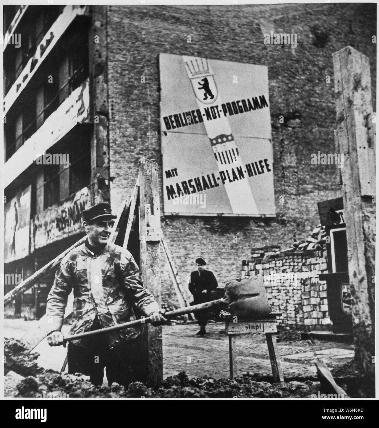 West Berlin, Deutschland. Marshall Plan Hilfe für Deutschland insgesamt $ 1,390,600 und aktiviert ist, das Land aus der Asche der Niederlage zu steigen, wie von diesem Arbeiter in West Berlin symbolisiert. Sogar ein Jahr vor dem Ende des Marshall Plans 1951, Deutschland hatte ihr der Vorkriegszeit industrielle Produktion übertroffen. Stockfoto