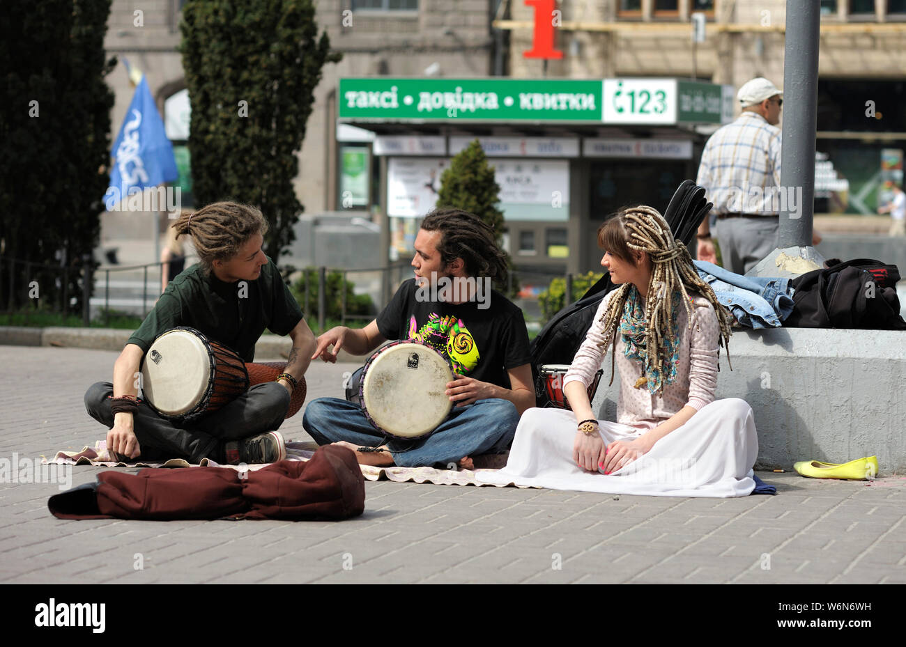 Straßenmusikanten. Gaukler, zwei Jungen tragen Dreadlocks mit Bongo Drums und Mädchen, das Abspielen von Musik auf einer Straße. Juni 5, 2019. Kiew, Ukraine Stockfoto