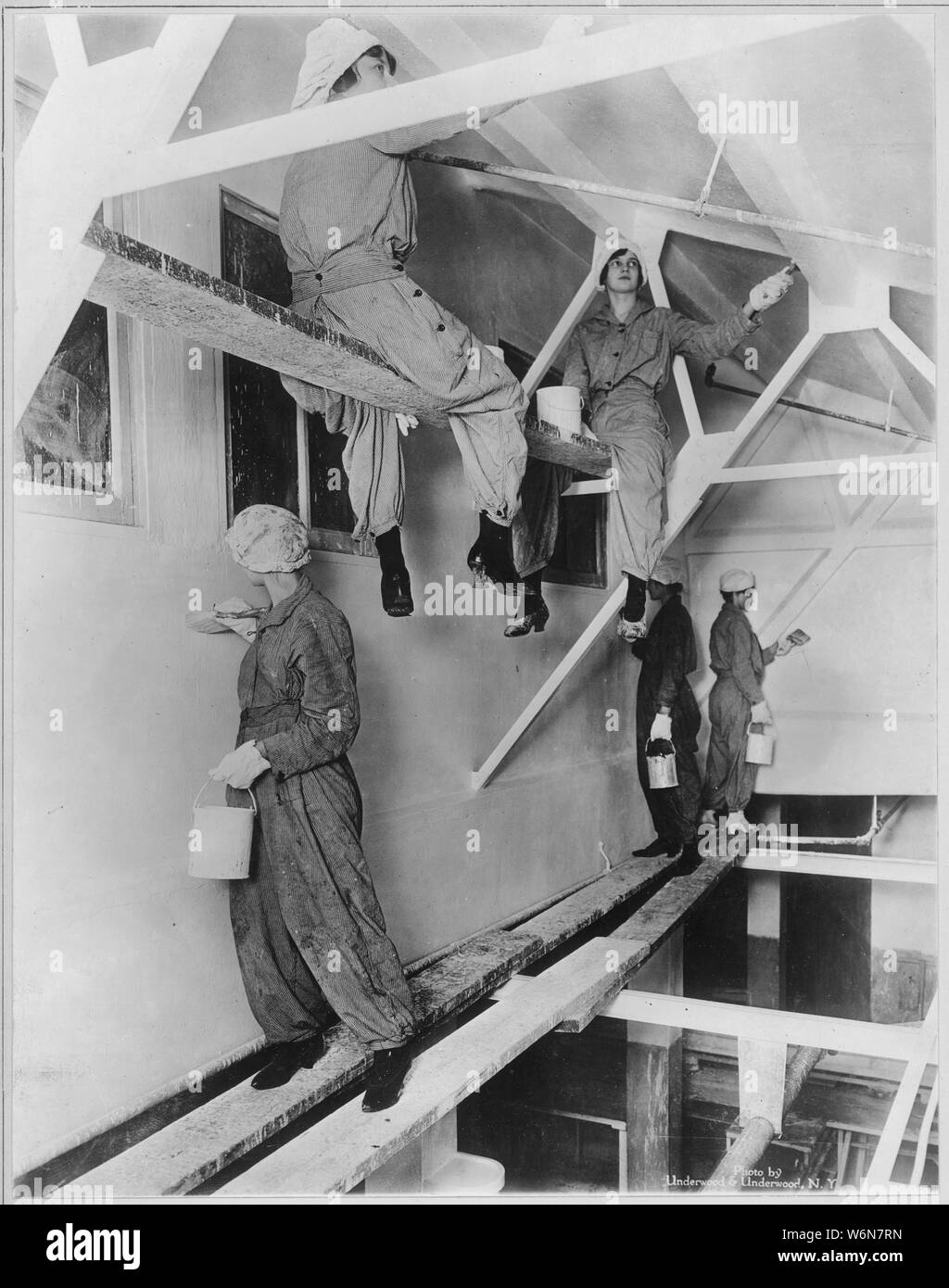 Arbeiterinnen im Werk des amerikanischen Sugar Refining Company, Brooklyn, New York, wo große Mengen an Zucker für den Einsatz der amerikanischen und alliierten Kämpfer verfeinert werden. Foto erhalten von American Sugar Refining Firma. Stockfoto