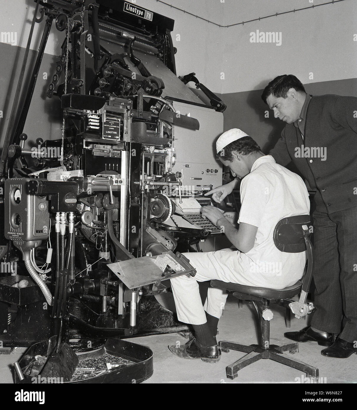 1960, historische, Fahrer mit Manager arbeiten mit einem Linotype 78 Druckmaschine, Saudi-Arabien. Dies war ein Hot-Metall linecasting Maschine, von Linotype & Maschinen AG, Altrincham, England, Stockfoto