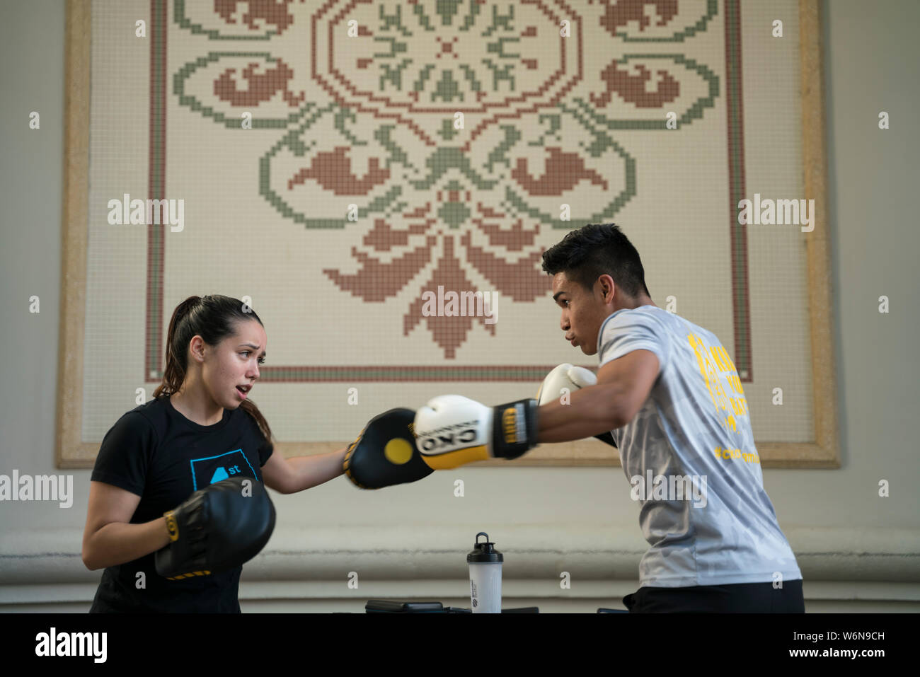 Mann und Frau Boxing Stockfoto