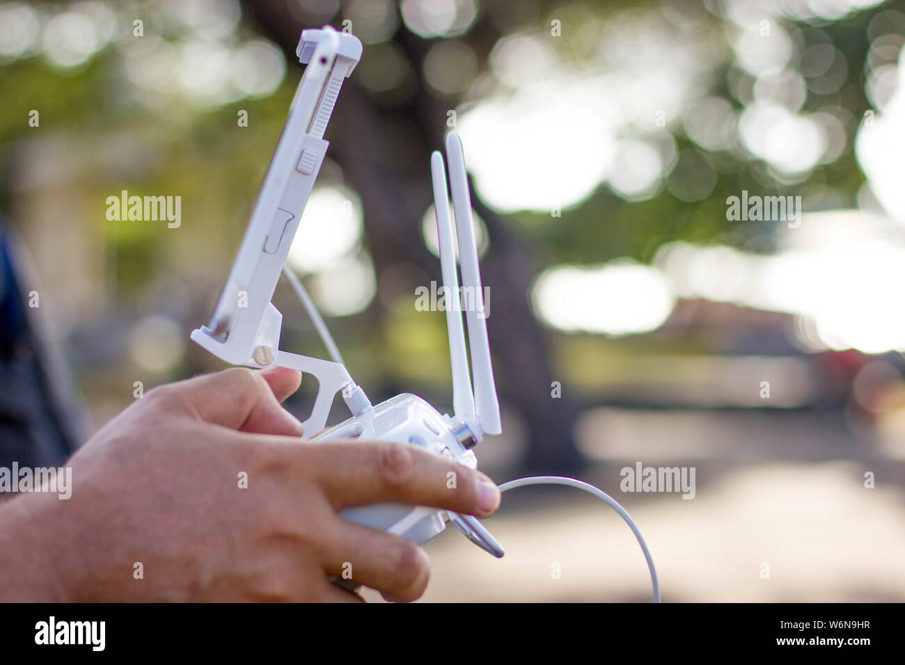 Fernbedienung drone männlichen Händen Stockfoto