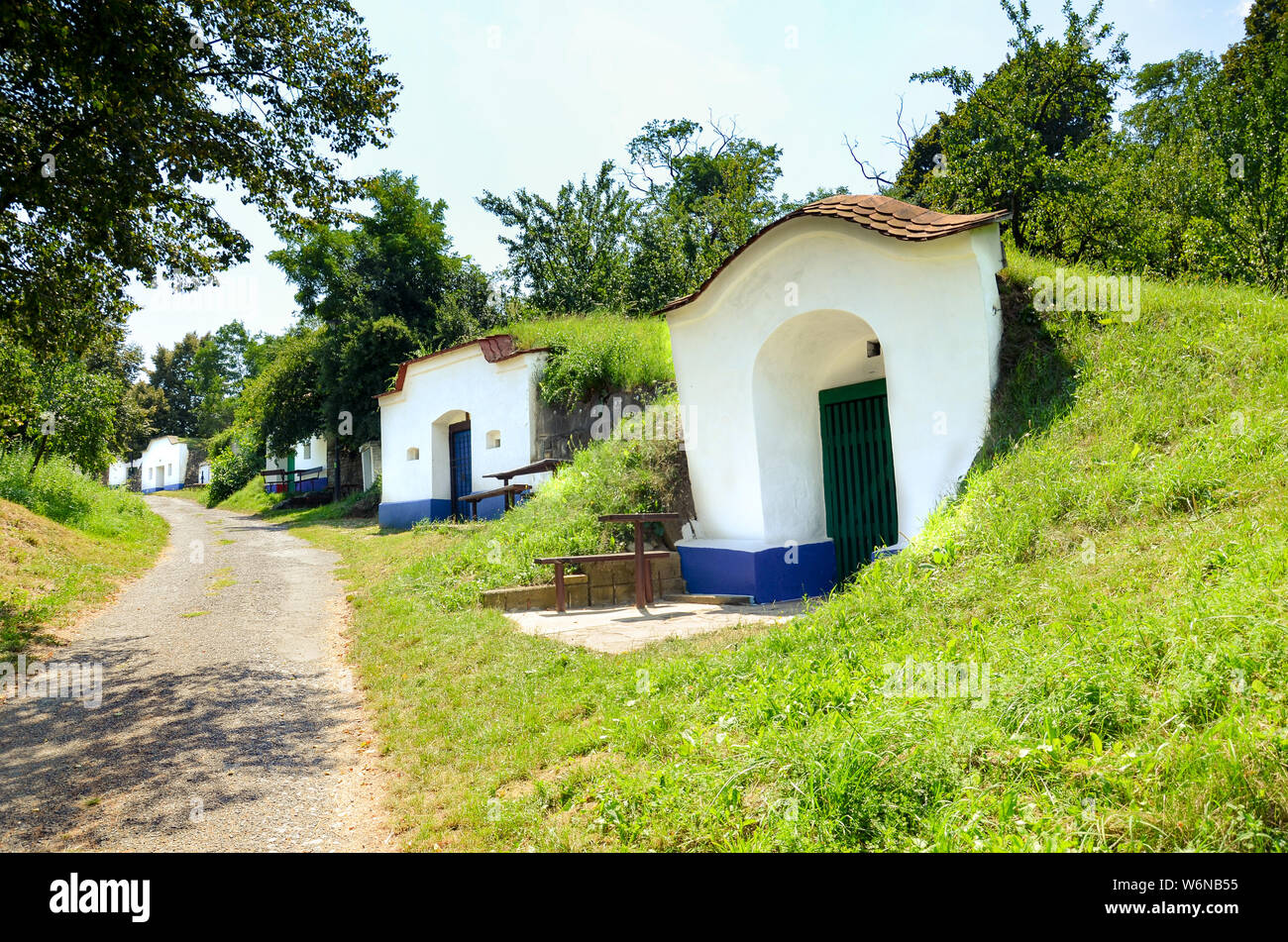 Gruppe der typischen Weinkeller in Mähren, Tschechien. Mähren Wein Region, Tourismus. Traditionelles Gebäude. Touristische Attraktionen. Weinbau, Weinbau. Stockfoto