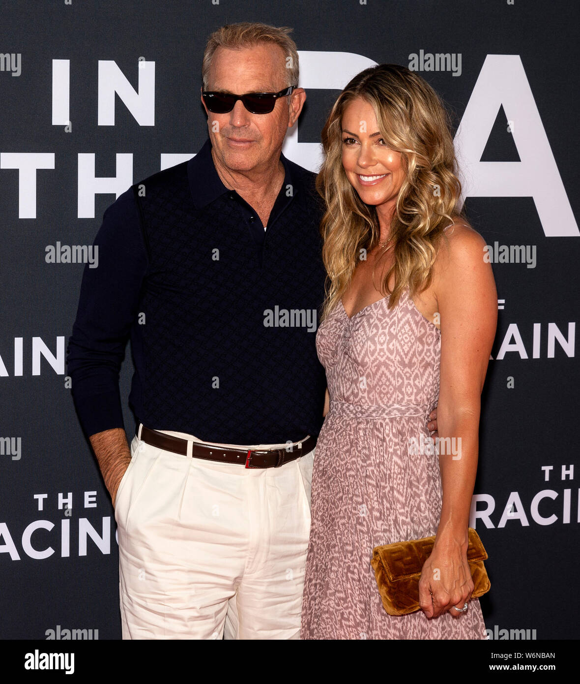 Los Angeles, CA - August 01, 2019: Kevin Costner und Christine Baumgartner die Premiere von "Die Kunst des Laufens in der Regen" am El Capitan statt Stockfoto