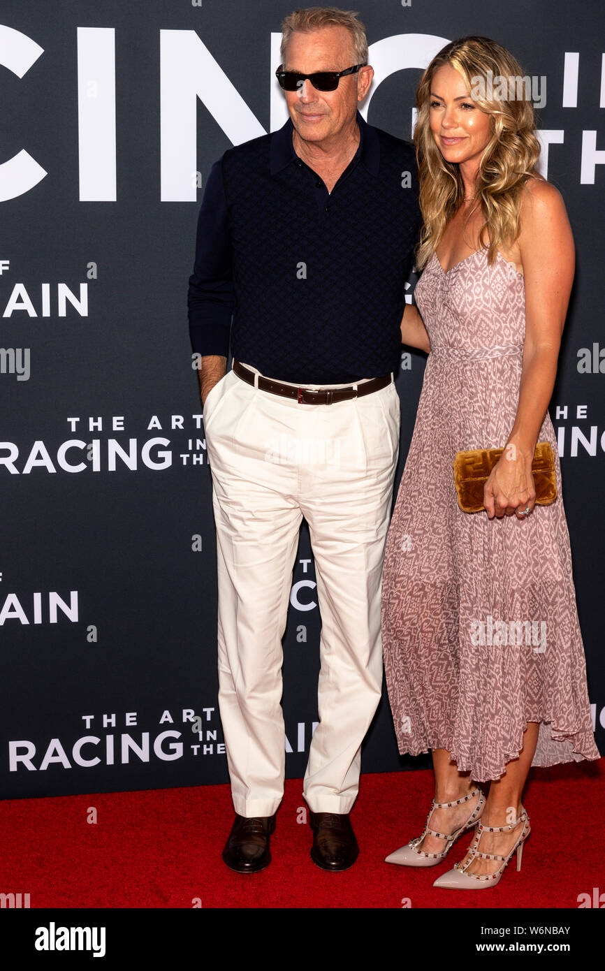 Los Angeles, CA - August 01, 2019: Kevin Costner und Christine Baumgartner die Premiere von "Die Kunst des Laufens in der Regen" am El Capitan statt Stockfoto