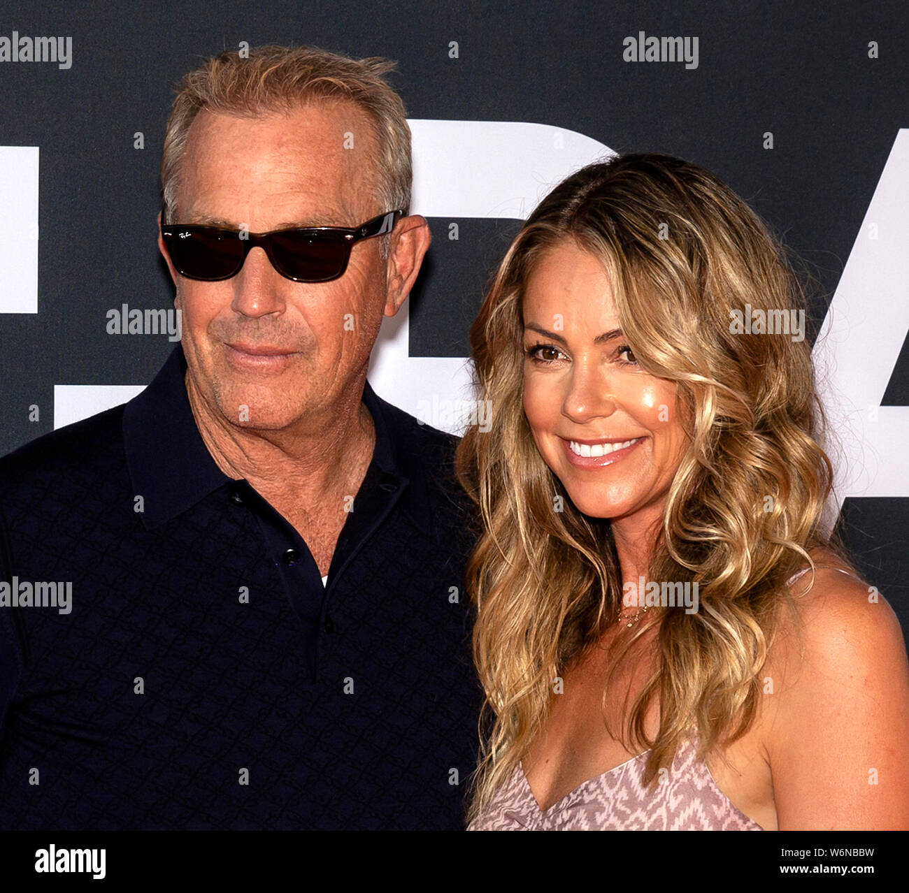 Los Angeles, CA - August 01, 2019: Kevin Costner und Christine Baumgartner die Premiere von "Die Kunst des Laufens in der Regen" am El Capitan statt Stockfoto