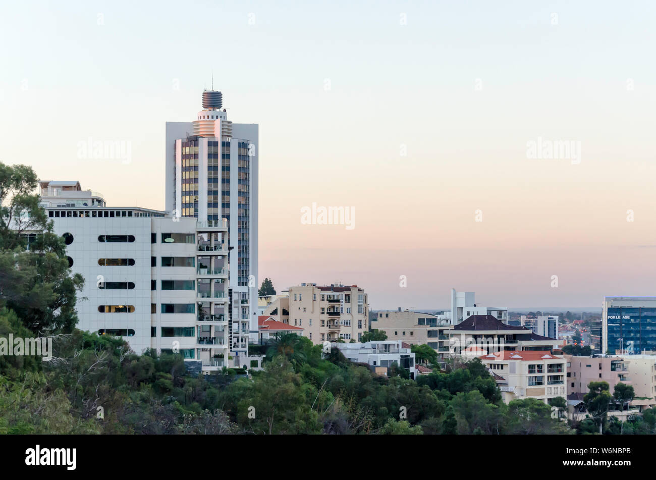 Auf der Suche nach High Rise Apartments in der Nähe von Kings Park, Perth, Western Australia in den frühen Abend von Kings Park. Stockfoto