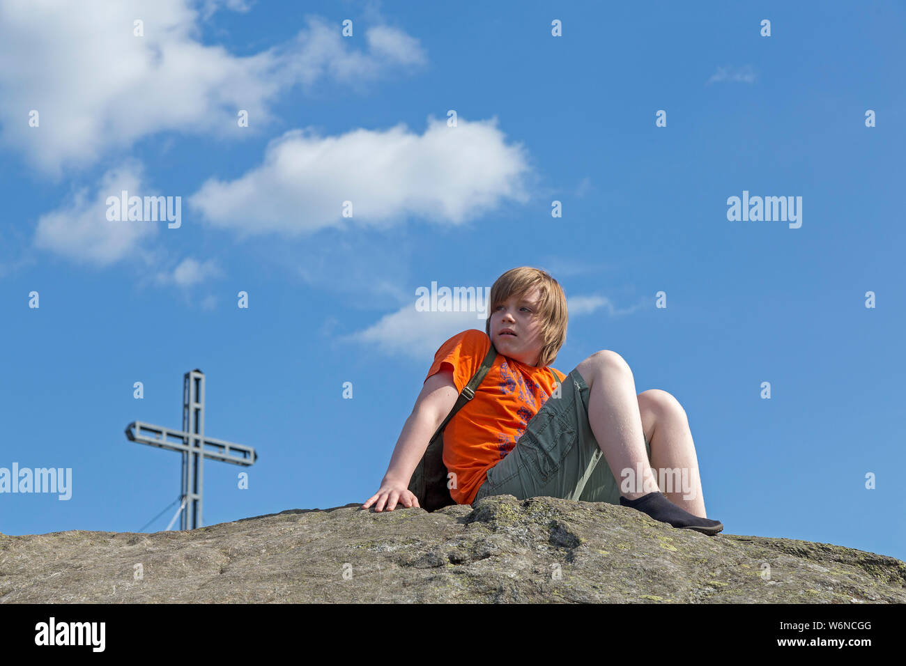 Junge mit minimalistische Schuhe sitzen auf dem Gipfel des Rauchröhren (Rauch Rohre), Eck, Bayerischer Wald, Bayern, Deutschland Stockfoto