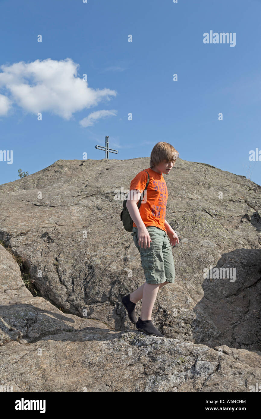 Junge mit minimalistische Schuhe Abstieg vom Gipfel des Rauchröhren (Rauch Rohre), Eck, Bayerischer Wald, Bayern, Deutschland Stockfoto