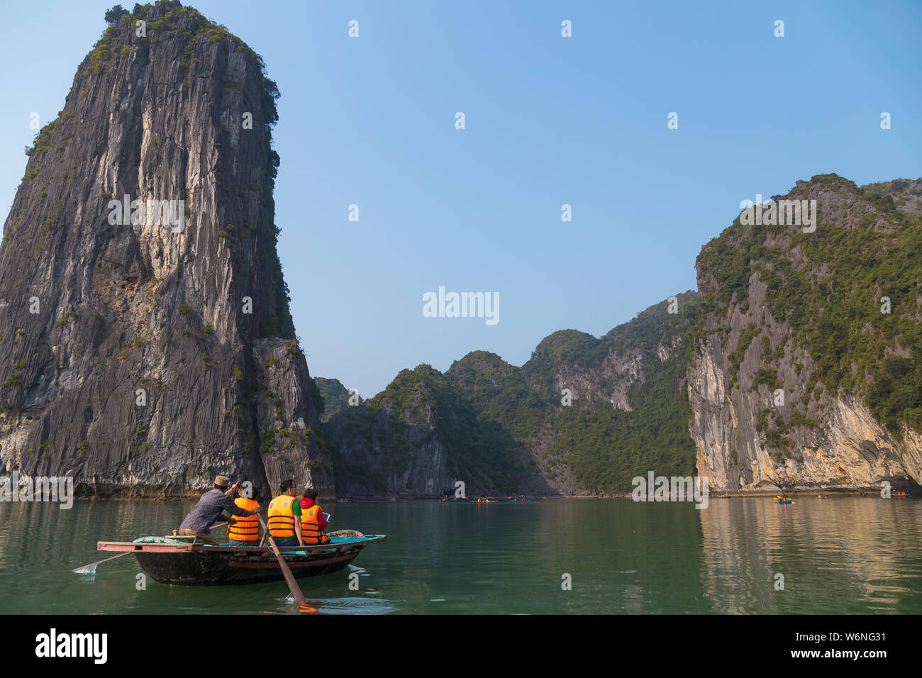 Ha Long Bay, Vietnam - 24. Dezember 2013: kleine Boote mit Touristen gehen durch einen cavecaves Stockfoto