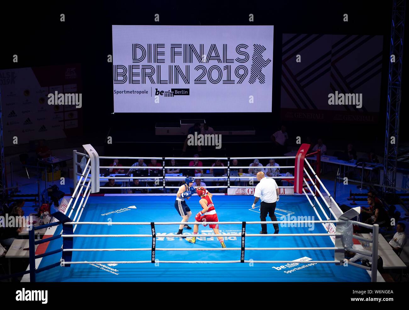 Anne Marie RETZER (rot) gegen Leonie SCHAUER (blau), Aktion, hinter einem  Poster' das Finale Berlin 2019". Session 5 - Viertelfinale, Frauen W Leicht  (W60 kg), Anne Marie RETZER (rot) gegen Leonie SCHAUER (