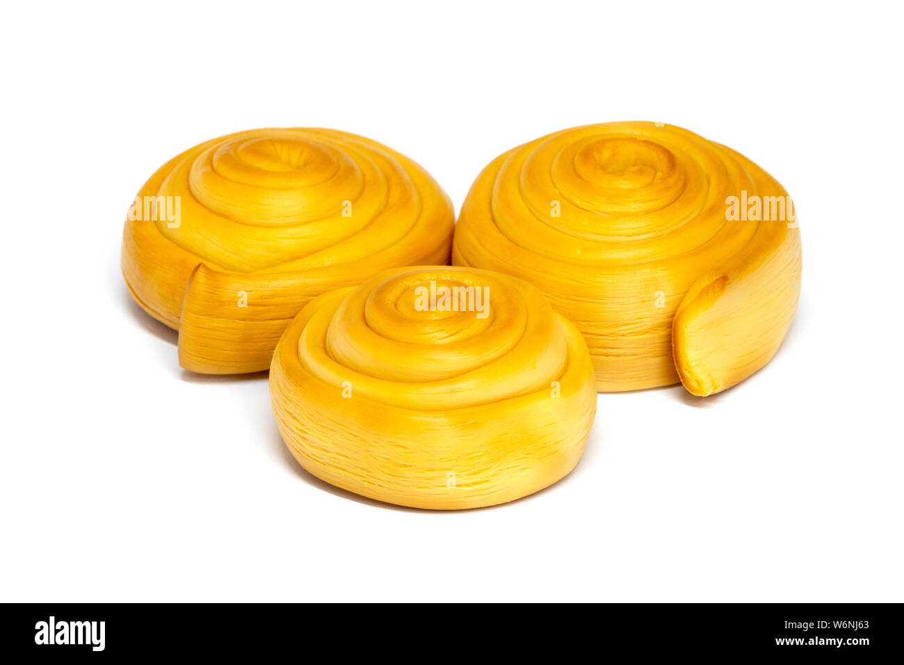 Parenica, einem traditionellen slowakischen geräucherten Käse, auf weißem Hintergrund Stockfoto