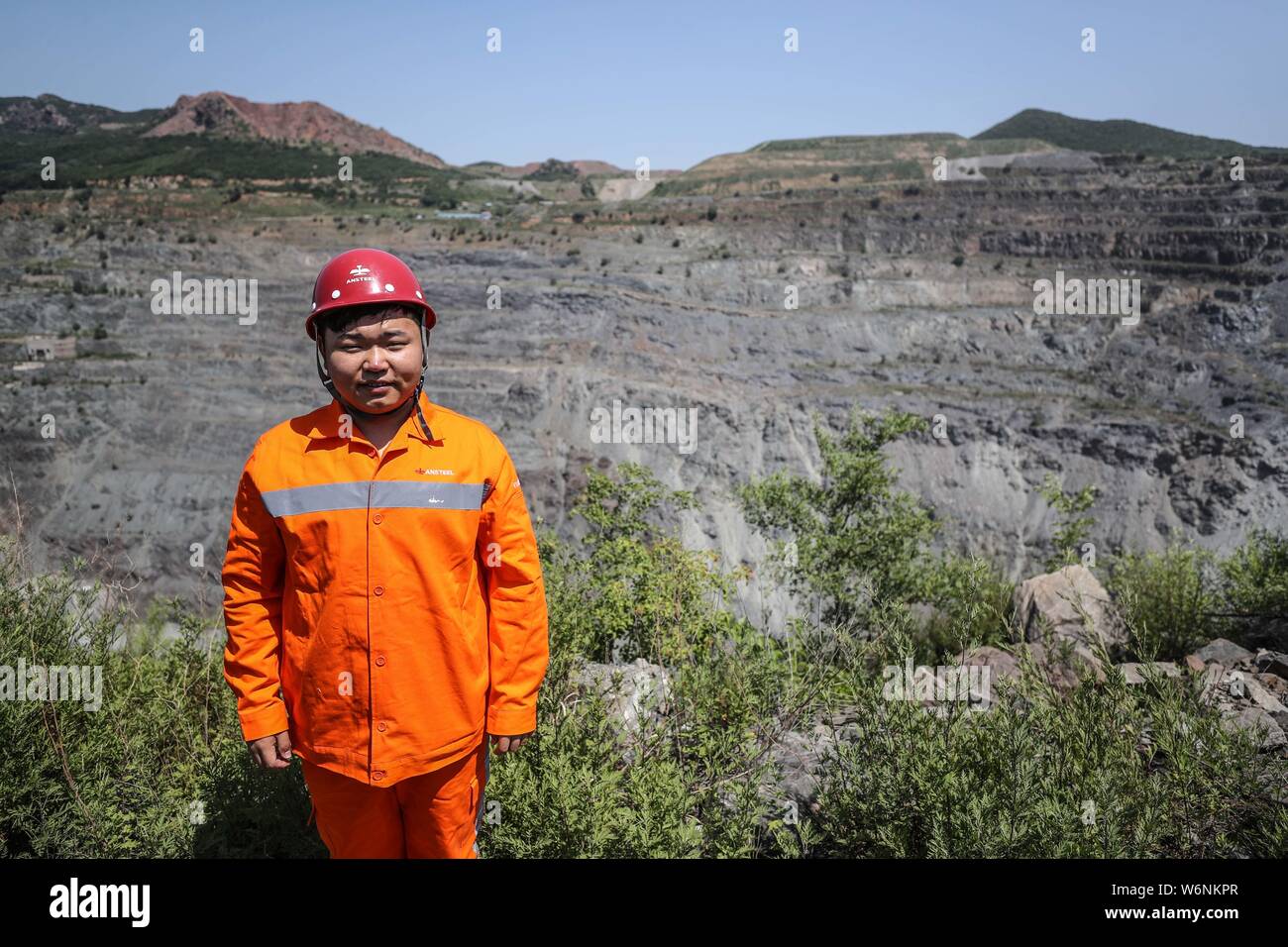 (190801) - ANSHAN, August 1, 2019 (Xinhua) - Geologie surveyor Dong Yang posiert für ein Foto an seinem Arbeitsplatz von ansteel Group Co., Ltd. in Anshan, Provinz Liaoning im Nordosten Chinas, 4. Juli 2019. Von Trümmern in der Stadt Anshan im Nordosten Chinas geboren, 70-jährige Ansteel war "die Wiege der chinesischen Stahlindustrie" sowie die ersten Eisen und Stahl Riese, die nach der Gründung der Volksrepublik China vor 70 Jahren. Derzeit Ansteel ist in der Lage, rund 40 Millionen Tonnen Eisen und Stahl pro Jahr zu produzieren. Das Stahl kann in vielen kultigen Projekte einschließlich der Großen Halle der gefunden werden Stockfoto