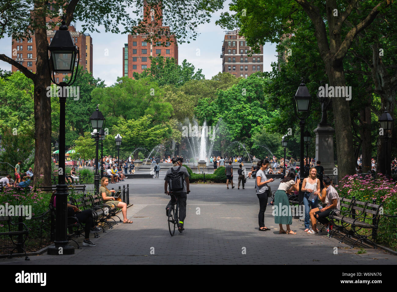 Greenwich Village New York City, im Washington Square Park im Zentrum von Greenwich Village, Manhattan, New York City, USA, können Sie im Sommer Menschen beobachten Stockfoto