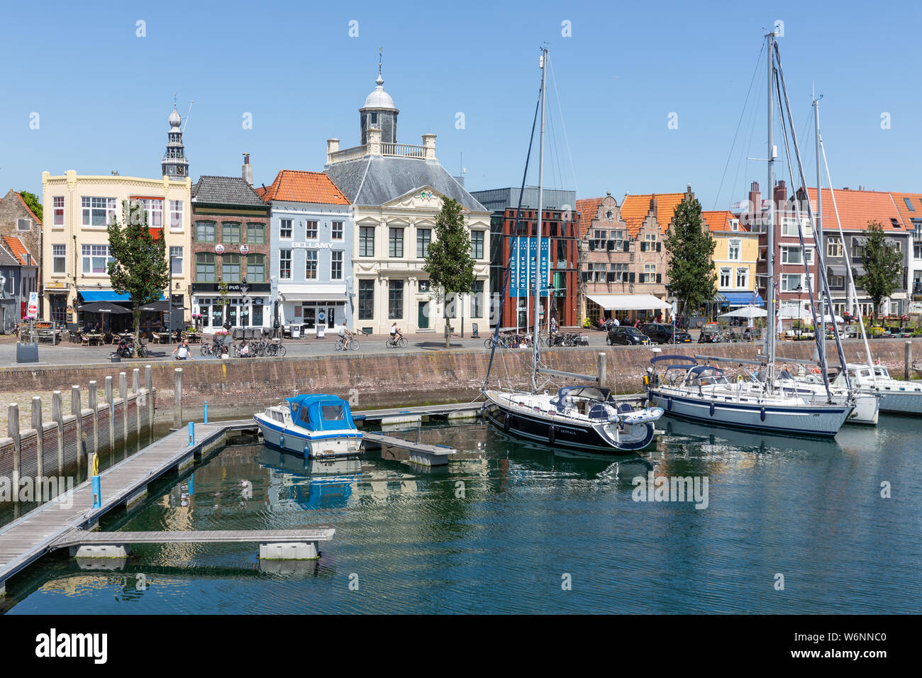 Innere Hafen mittelalterlichen holländischen Stadt Vlissingen mit Yachten und Restaurants Stockfoto