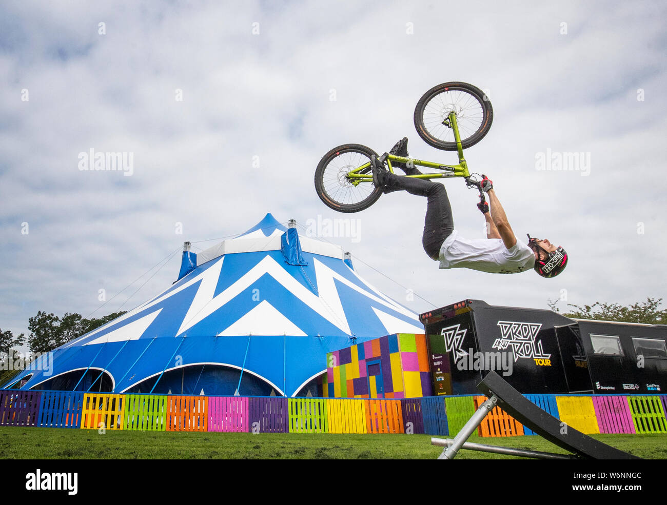 Welt-berühmten Studien rider Duncan Shaw führt einige Stunts von seiner bevorstehenden Edinburgh Fringe Debüt zeigen "Drop & Roll Live" am Unterleib Zirkus Hub in den Wiesen, Edinburgh. Stockfoto