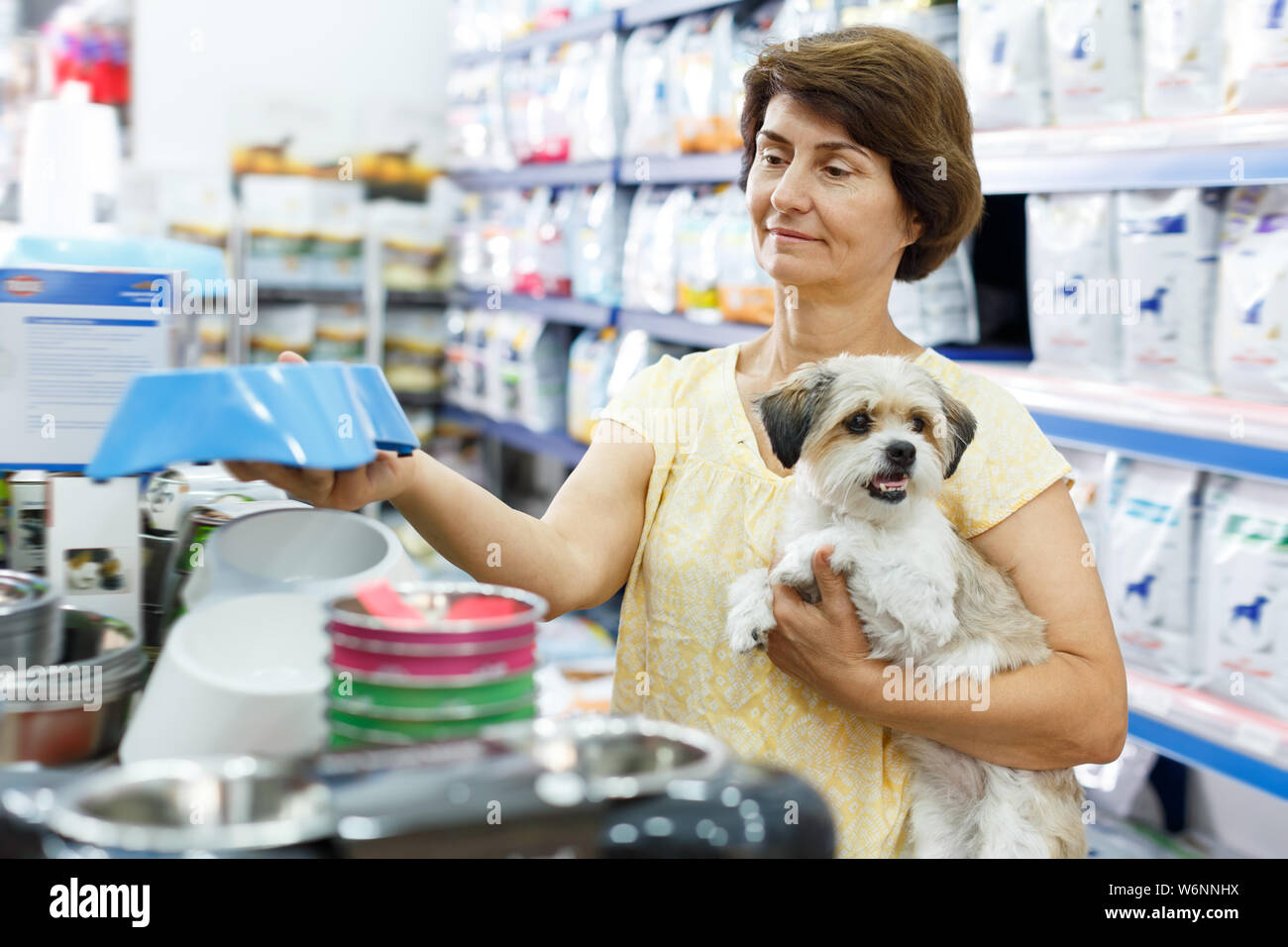 Reife Frau besuchen Pet Shop auf der Suche nach Dog Bowl für die Fütterung Ihres süssen Havaneser Stockfoto