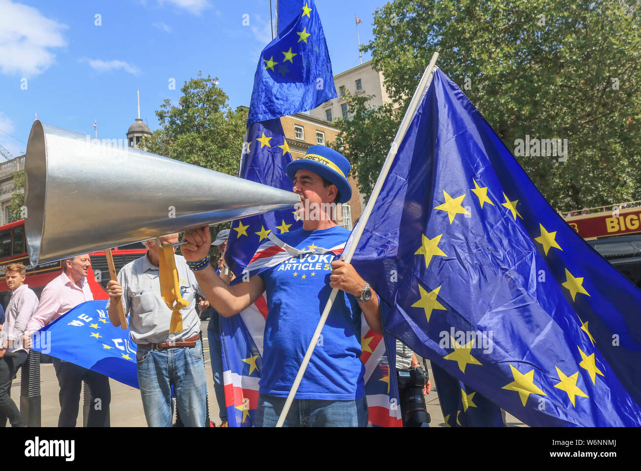 London, Großbritannien. 2. August 2019. Steve Bray Gründer der (SODEM) Stand der Missachtung der Europäischen Bewegung ruft mit einem tannoy außerhalb des Cabinet Office in Whitehall mit 90 Tag noch bis 31. Oktober das Datum, wenn Premierminister Boris Johnson verspricht das Vereinigte Königreich, das die Europäische Union zu ergreifen, wenn es kein Abkommen auf Brexit. Die Regierung hält eine Mehrheit von einem Sitz im Parlament nach dem Verlust der Brecon Radnoshire Nachwahlen zu den Liberaldemokraten. Credit: Amer ghazzal/Alamy leben Nachrichten Stockfoto